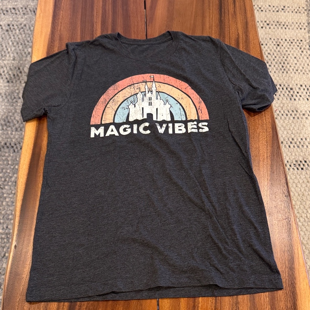 Mens Magic Vibes Graphic T-Shirt size small